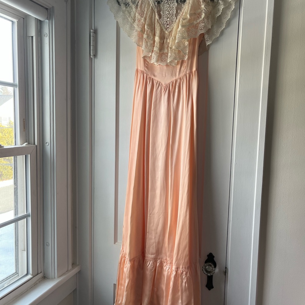 Vintage peach Gunne Sax gown with Lace Detail and pearl buttons.